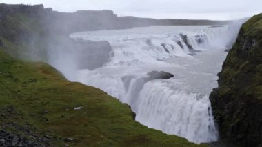 Suyla dolu bir resim büyük şelale Gullfoss sonbahar manzaralı, İzlanda 'nın güneybatısında. İnsanlar tanınmaz halde..