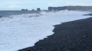 Resimli sonbahar Dyrholaey Burnu ve Reynisfjara okyanus siyah volkanik kumsal manzaralı kaya oluşumları. Vik, Güney İzlanda.