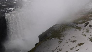Su dolu bir resim Büyük şelale Dettifoss donuk sonbahar günü manzarası, Kuzey İzlanda.