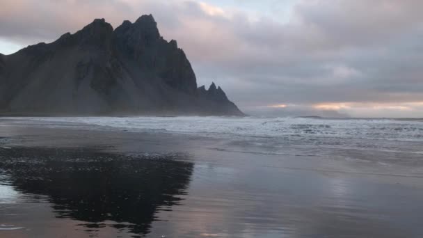Sunrise Stoksnes Tanjung Pantai Laut Dan Gunung Vestrahorn Dengan Refleksi — Stok Video