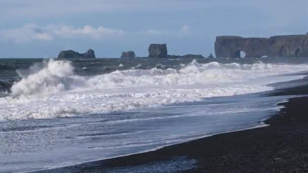 Pintoresco Otoño Dyrholaey Cabo Formaciones Rocosas Vista Desde Reynisfjara Océano — Vídeo de stock