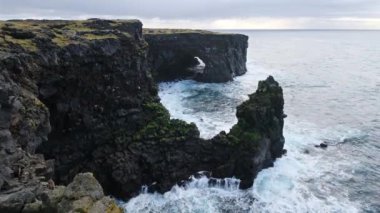 Londrangar Manzara Noktası, İzlanda 'nın batısındaki Snaefellsjokull Ulusal Parkı, Atlantik Okyanusu kıyısındaki Snaefellsnes Yarımadası. Kaya tepeleri ve doğal kemeri olan siyah volkanik manzara.