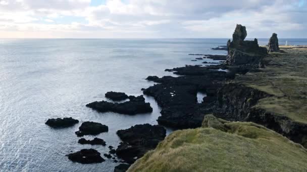 位于冰岛西部Londrangar玄武岩悬崖的两个主要玄武岩组 位于大西洋海岸的斯奈弗勒斯半岛 有岩石尖峰的黑色火山景观 — 图库视频影像