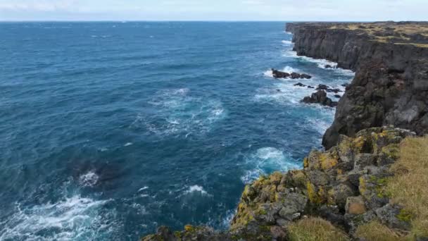 从Londrangar视点 冰岛以西的Snaefellsjokull国家公园 大西洋海岸的Snaefellsnes半岛拍摄的场景 有岩石尖峰的黑色火山景观 — 图库视频影像