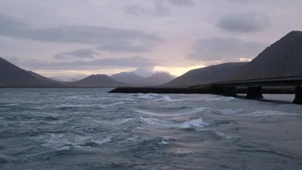 웨스트 아이슬란드의 자동차 여행중에 Kolgrafafifordur Fjord Bay 강바닥에서 파도가 경치가 — 비디오