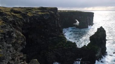 Londrangar Manzara Noktası, İzlanda 'nın batısındaki Snaefellsjokull Ulusal Parkı, Atlantik Okyanusu kıyısındaki Snaefellsnes Yarımadası. Kaya tepeleri ve doğal kemeri olan siyah volkanik manzara.