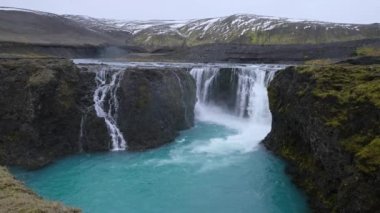 Resimli şelale Sigoldufoss sonbahar manzarası. Güney İzlanda 'da mevsim değişimi.