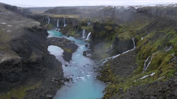 秋天的雪落在风景如画的瀑布上 冰岛南部高地季节变化 — 图库视频影像