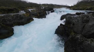 Resimli sonbahar şelalesi Midfoss akşam üstü alacakaranlığı manzaralı. Güney İzlanda 'da mevsim değişimi.