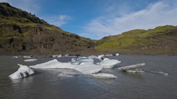 アイスランド南部のSolheimajokull絵のような氷河 この氷河の舌はカトラ火山から滑った 氷と周囲の山々のブロックと美しい氷河湖ラグーン — ストック動画
