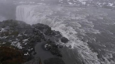 Su dolu büyük şelale Dettifoss sonbahar sıkıcı gün alacakaranlık manzarası, Kuzey İzlanda. Güçlü rüzgar yüzünden bazı dengesizler hareket eder ve sallanır..