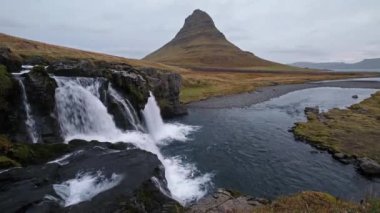 Ünlü Kirkjufell Dağı ve Kirkjufellsfoss Şelalesi Batı İzlanda sonbahar manzarasında Grundarfjordur 'un yanında..