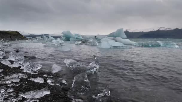 ジョクルサロン氷河湖 アイスランドの氷のブロックとラグーン Breidamerkurjokull氷河 Vatnajokull氷河またはVatna氷河の頭の大西洋縁付近 誰も知らない — ストック動画