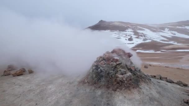 ミヴァトン湖の東側にあるアイスランドのナマフジャル地熱地域 煙のフマロール 沸騰した泥鍋と硫黄結晶 手からパンニング いくつかの不均一な動きと揺れのために — ストック動画
