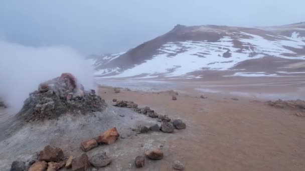 位于Myvatn湖东侧的冰岛Namafjall地热区 烟熏孔 沸腾的泥壶和硫磺结晶 手下留情 因为什么是一些不平衡的举动和震动 — 图库视频影像