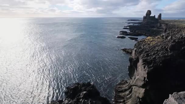 位于冰岛西部Londrangar玄武岩悬崖的两个主要玄武岩组 位于大西洋海岸的斯奈弗勒斯半岛 有岩石尖峰的黑色火山景观 — 图库视频影像