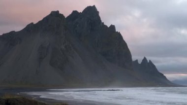 Sunrise Stoksnes Cape Deniz Sahili ve Vestrahorn Dağı ve okyanus sörfü. İnanılmaz doğa manzarası, popüler seyahat merkezi..