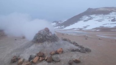 Namafjall Jeotermal Bölgesi, İzlanda, Myvatn Gölü 'nün doğu yakasında. Dumanlı fümeroller, kaynamış çamur kapları ve sülfür kristalleri. Dengesiz bir hareket ve titreme yüzünden ellerden ateş etmek..