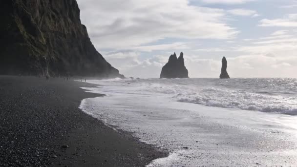 位于冰岛南部维克的著名的黑沙海滩和风景如画的玄武岩柱 空中飞鸟 无法辨认的人 — 图库视频影像