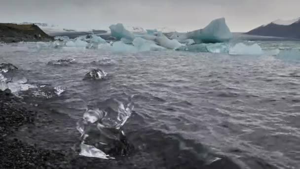 Jokulsarlon Glacialsjö Lagun Med Isblock Island Nära Atlantkanten Vid Toppen — Stockvideo