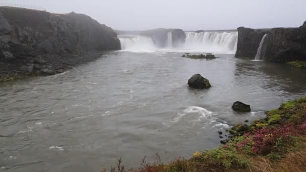 Festői Tele Vízzel Nagy Vízesés Godafoss Őszi Unalmas Nappali Kilátás — Stock videók