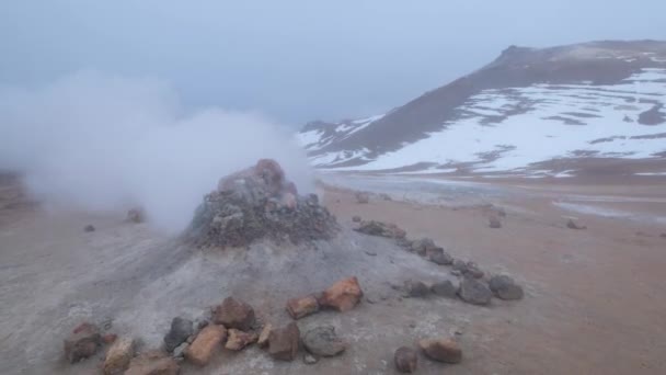 ミヴァトン湖の東側にあるアイスランドのナマフジャル地熱地域 煙のフマロール 沸騰した泥鍋と硫黄結晶 手から撮影 いくつかの不均一な動きと揺れのために — ストック動画