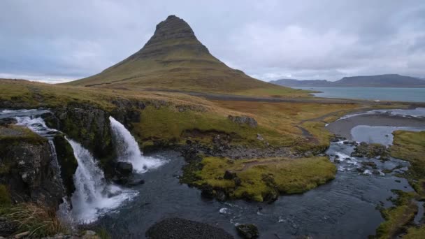 Berühmte Malerische Kirkjufell Berg Und Kirkjufellsfoss Wasserfall Neben Grundarfjordur West — Stockvideo