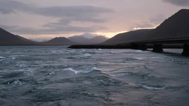 西アイスランド Kolgrafafjordurフィヨルド湾での自動旅行中に表示されます 川底の潮汐波 風光明媚な自然と壮大なアイスランドの風景 海の海岸 フィヨルド — ストック動画