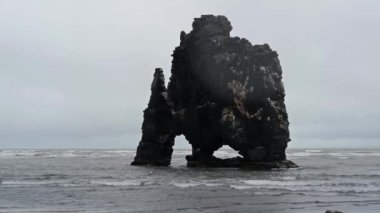 İzlanda 'nın kuzeybatısındaki Vatnsnes yarımadasının doğu kıyısı boyunca uzanan su fili veya gergedan bazalt yığını Hvitserkur. Bazalt 'tan yapılmış ve 15 metre boyunda müthiş bir kaya yapısı..