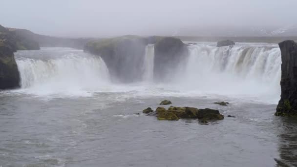 Picturesque Full Water Big Waterfall Godafoss Осінній Тьмяний Денний Вид — стокове відео