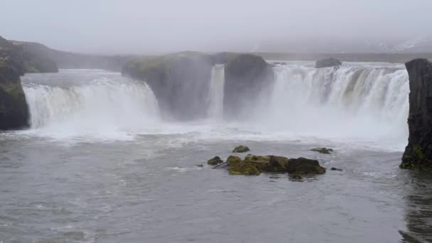 Pittoreska Full Vatten Stora Vattenfall Godafoss Höst Tråkig Dag Utsikt — Stockvideo