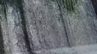 Hirskyi Tikych nehri, Buky Kanyonu, Cherkasy Bölgesi, Ukrayna üzerindeki baraj üzerinde yapay gölgeli şelale..
