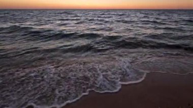 Açık sabah gökyüzü ve ufukta güneş, Azov Denizi, Arap Tükürüğü, Ukrayna