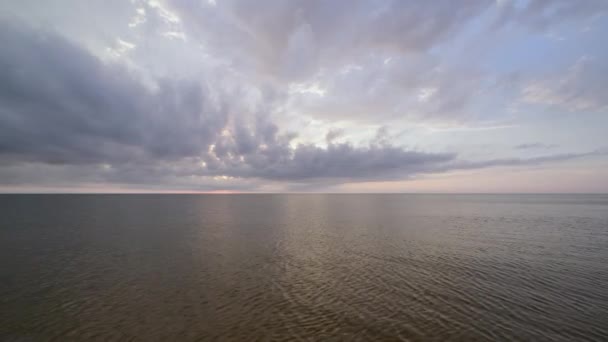 Літній Схід Сонця Прорвав Поверхню Води Хмарне Небо Над Азовським — стокове відео