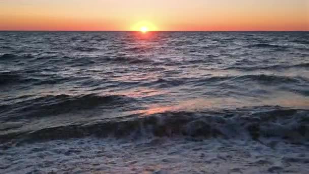 乌克兰Arabat Spit Azov海 色彩艳丽的海滩日出 清澈的清晨天空和地平线上的太阳 — 图库视频影像