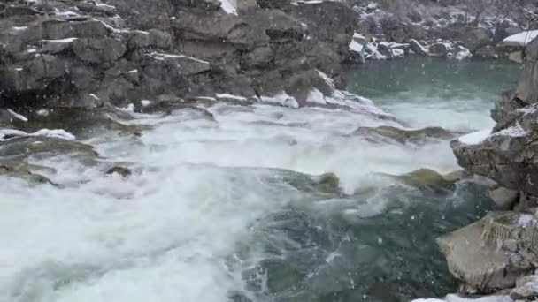 乌克兰喀尔巴阡山脉普鲁特河上的瀑布Probiy上方降雪 位于乌克兰Yaremche著名度假胜地的中心 狂野的山河 流淌着巨石和石激流 — 图库视频影像