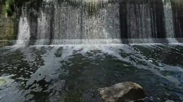 Künstlicher Schattiger Wasserfall Auf Einem Damm Fluss Hirskyi Tikych Buky — Stockvideo