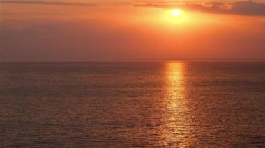 Karadeniz, Ukrayna, Kherson Bölgesi yakınlarındaki Dnipro nehri üzerindeki huzurlu gün batımı manzarası. Bazıları güçlü rüzgar yüzünden hareket ediyor ve titriyor..