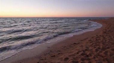 Açık sabah gökyüzü ve ufukta güneş, Azov Denizi, Arap Tükürüğü, Ukrayna