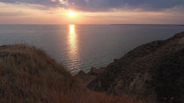 ウクライナ カーソングランドキャニオンの近くDnipro川湾の上のスタニスラフ粘土の山や峡谷からの美しい夕日の景色 — ストック動画