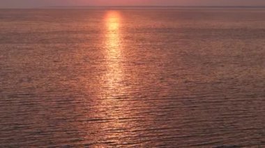 Karadeniz, Ukrayna, Kherson Bölgesi yakınlarındaki Dnipro nehri üzerindeki huzurlu gün batımı manzarası.