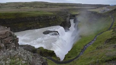 Suyla dolu bir resim büyük şelale Gullfoss sonbahar manzaralı, İzlanda 'nın güneybatısında. İnsanlar tanınmaz halde..