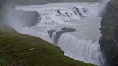 Suyla dolu bir resim Büyük şelale Gullfoss Sonbahar manzarası, İzlanda 'nın güneybatısı.