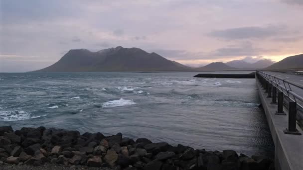 西アイスランド Kolgrafafjordurフィヨルド湾での自動旅行中に表示されます 川底の潮汐波 風光明媚な自然と壮大なアイスランドの風景 海の海岸 フィヨルド — ストック動画
