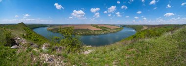 Dnister Nehri Kanyonu 'nun muhteşem bahar manzarası. Resimli kayalar, tarlalar, çiçekler. Shyshkovi Gorby, Nahoriany, Chernivtsi bölgesi, Ukrayna.