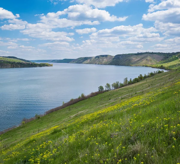 ウクライナのチェルニフツィ地方のドニスター川キャニオンの素晴らしい春の景色 — ストック写真