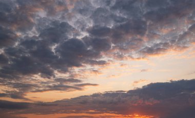 Yaz günbatımı gökyüzü ve bulutlar manzarası