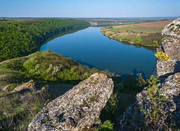 Dnister Nehri Kanyonu 'nun muhteşem bahar manzarası. Resimli kayalar, tarlalar, çiçekler. Shyshkovi Gorby, Nahoriany, Chernivtsi bölgesi, Ukrayna.