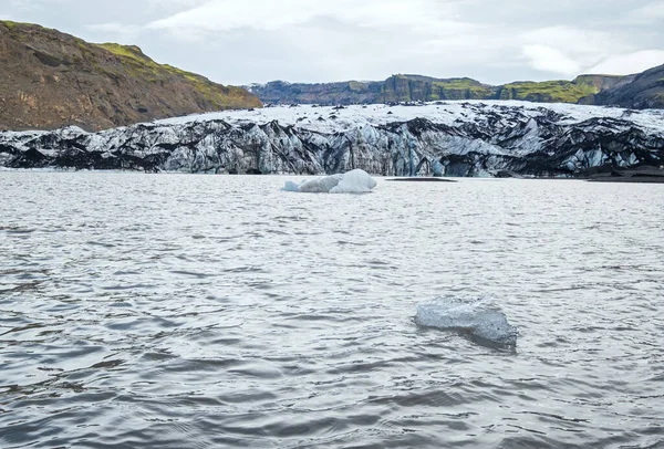 冰岛南部的Solheimajokull风景如画的冰川 这座冰川的舌头从卡塔拉火山上滑落 美丽的冰川湖泻湖 周围有冰块和群山 — 图库照片