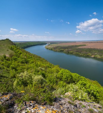 Dnister Nehri Kanyonu 'nun muhteşem bahar manzarası. Resimli kayalar, tarlalar, çiçekler. Shyshkovi Gorby, Nahoriany, Chernivtsi bölgesi, Ukrayna.